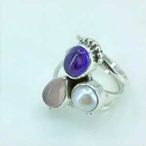 Anillo Boho Navya Craft Hecho a Mano en Plata de Ley 925 con Triple Piedra Preciosa (Amatista, Cuarzo Rosa, Perla) Talla Personalizada 4 - Product Image 4