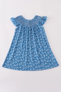 Vestido ahumado con estampado floral azul Traje elegante de verano para niñas con mangas con volantes y tela de algodón suave y ligera - Product Image 4