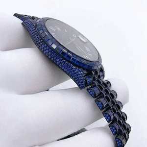 Montre personnalisée pour hommes avec des diamants baguette bleu profond chiffres romains audacieux luxe style hip hop bracelet en acier inoxydable cadran en verre fenêtre - Product Image 3