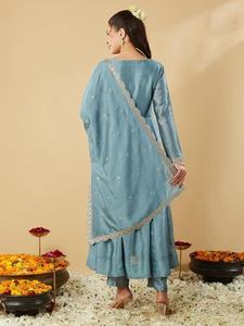 Salwar Kameez pakistaní nupcial de la mejor calidad con adornos artesanales disponibles a precios al por mayor - Product Image 3