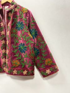 Chaqueta Suzani de Terciopelo Bordada a Mano con Diseño Floral, Prenda Exterior Boho Étnica para Mujer, Ropa Casual - Product Image 4