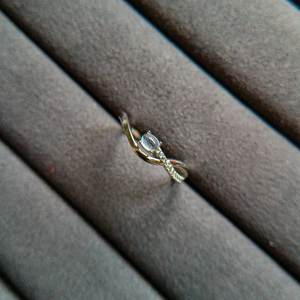 แหวนพลอยหลังเบี้ยทรงรีลายพระจันทร์สีรุ้งออกแบบได้ตามต้องการเครื่องประดับอัญมณีบำบัดชุบทองเงินสเตอร์ลิงสำหรับงานแต่งงาน - Product Image 2