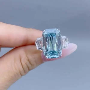 Anillo de compromiso para mujer con tres diamantes azules de laboratorio con corte esmeralda de 6.50 quilates, certificado por IGI, color VVS/VVS, de fantasía. - Product Image 1
