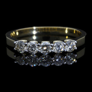 Elegante anillo de diamantes naturales de oro de 14 quilates con 5 piedras, atractivo de lujo atemporal con ajuste de punta, diamantes redondos de corte brillante - Product Image 2