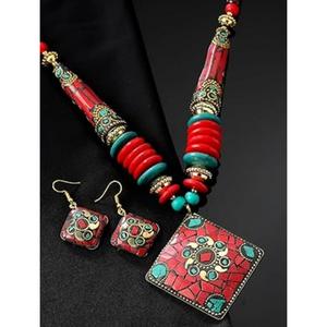Collier en résine épaisse bleue fait à la main avec des perles d'accentuation rouge uniques, spécial Noël - Product Image 3