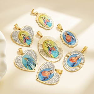 แกลเลอรีจี้พระคาทอลิก |   จี้พระแม่มารีประดับเพชรซีกอนเคลือบทอง 18K PVD บนสแตนเลสสตีล - Product Image 5