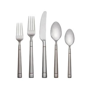 Ensemble de couverts modernes 5 pièces avec poignées torsadées en acier inoxydable plaqué argent artistique dans un style américain contemporain - Product Image 2