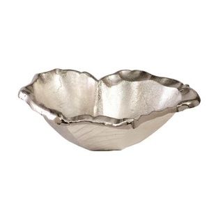 Diseño atractivo Frutero de metal Forma irregular Contenedor de frutas profundas Mesa Acabado de plata Cuenco decorativo para servir frutas - Product Image 1