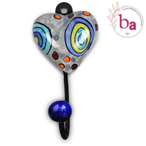 Crochet de manteau de mur de carreau de coeur en céramique gris de conception florale élégante cintre de porte-clés produit élégant fabriqué à la main et durable - Product Image 1