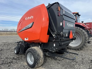 Empacadora redonda Kubota BV5160 2023 para heno con motor central y componentes de caja de cambios - Product Image 3