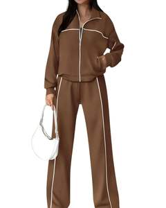 Ensemble de survêtement pour femmes brun avec col zippé, veste en molleton doux avec passepoil et pantalon large, élégant et décontracté, deux pièces pour se détendre - Product Image 1