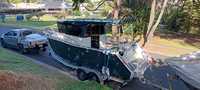 Bateau de pêche en aluminium Profisher de 7,5 m/25 pieds avec cabine entièrement fermée et inclinée vers l'avant, certifié CE