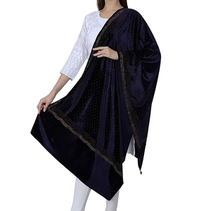 Proveedor directo de fábrica 2024 Nuevo diseño Más vendidos Chales de invierno suaves y cálidos para mujer en material de terciopelo color y tamaño personalizados - Product Image 4