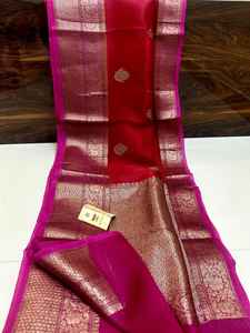 Fait sur mesure Choli traditionnel Saree dans un rose vif avec or complexe argent Zari travail. Idéal pour l'artisanat classique - Product Image 4