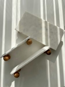 Plateau de service moderne en marbre et avec poignée en laiton, idéal pour la maison, la chambre à coucher, la cuisine et autres. - Product Image 5