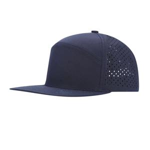 Vente en gros de casquette de golf 6 panneaux en polyester à séchage rapide imperméable à l'eau à bord plat casquette snapback perforée découpée au laser avec logo personnalisé - Product Image 6