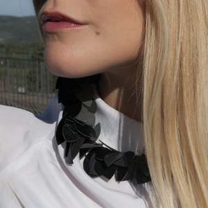 Collares de Cuero con Diseño de Hojas - Product Image 2