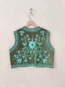 Gilet vintage en velours Suzani, broderie artisanale, style bohème chic, veste de festival pour femmes, veste Suzani, cadeau pour elle - Product Image 6