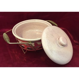 Plat à cocotte magnifiquement conçu Plat à cocotte en céramique moderne du milieu du siècle avec support en acier inoxydable, chauffe-aliments - Product Image 4
