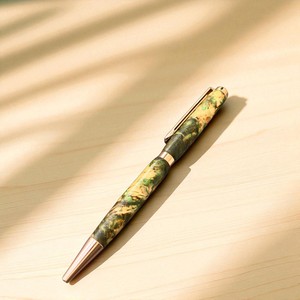 Bolígrafo Artesanal Hecho a Mano con Madera Vietnamita Estabilizada, Escritura de 0.7mm, Color Ámbar de Lujo para Regalo y Uso Diario - Product Image 6