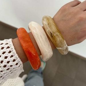 Designer Vente en gros Chunky Résine Bracelet Manchette Bracelet Blanc Écaille de Tortue Léopard Lucite Acétate Acrylique Cadeaux Fêtes - Product Image 6