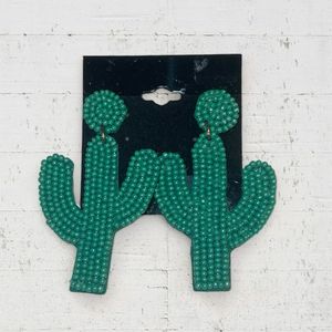 Pendientes bordados con cuentas de cristal ligeras hechas a mano de inspiración vintage - Product Image 1