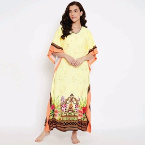 Maxi Kaftan en polyester crêpe à col rond avec attache, jaune et imprimé pêche, coupe ajustée, fabriqué sur mesure - Product Image 1