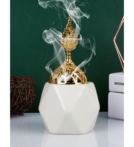 Brûleur d'encens en marbre et laiton élégant fabriqué à la main avec couvercle dôme et trous perforés pour parfum d'intérieur - Product Image 2