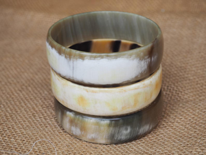 Brazaletes de Cuerno de Búfalo Hechos a Mano por Rani Industries, Estilo Animal Moderno, Color Natural Duradero, para Bodas, Fiestas y Decoración del Hogar - Product Image 2