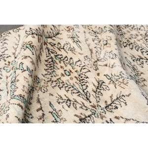 Alfombra Turca Vintage, Alfombra de 3.4x7.1 pies, Alfombra Blanca con Estampado Animal - Product Image 5