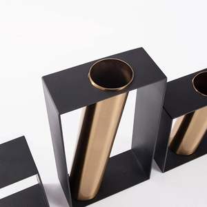 Jarrón Elegante y Minimalista Hecho a Mano de Aleación de Zinc y Hierro, Diseño Costero Artesanal, Jarrón Clásico para Interiores del Hogar, Zahid Exports - Product Image 5