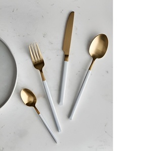 ชุดช้อนส้อมสแตนเลสที่สวยงามพร้อมสีฉูดฉาดบนโต๊ะพร้อมที่จับสีสันสดใส2024 - Product Image 3