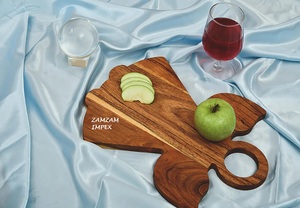 Planche à découper en forme d'angle en bois d'acacia Planche de préparation de cuisine durable avec finition naturelle pour usage domestique ou professionnel - Product Image 4