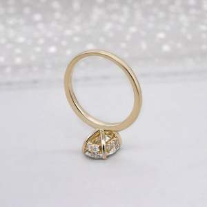 Anillo de Compromiso Ovalado con Halo Oculto y Diamante Solitario de Oro Amarillo Cultivado en Laboratorio, Colección de Anillos de Diamantes - Product Image 5