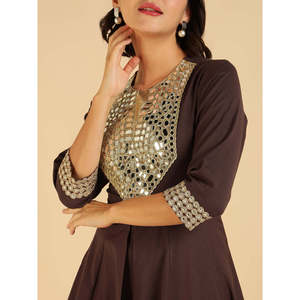 Conjunto de Dos Piezas para Mujer, Color Marrón, 100% Algodón, Elegante y Transpirable, con Parche Bordado en el Cuello y Blusa de Manga Tres Cuartos - Product Image 2