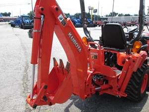 Tracteur de jardin Kubota 4x4 rouge, moteur 21 CV, tracteur multifonctionnel avec chargeur frontal et pelle arrière - Product Image 6
