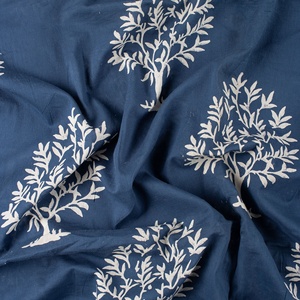 Tissu imprimé de décharge imprimé d'arbre de coton de bloc de main pour des vêtements et la maison - Product Image 4