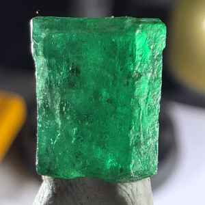 Gema Brillante, Cristal de Esmeralda Natural con Corte Hexagonal, 9.1 Quilates |   Espécimen de Esmeralda Verde en Bruto |   Valle de Swat, Pakistán | - Product Image 5