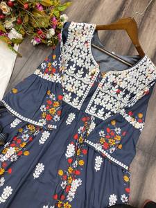 Haut imprimé en rayonne pour femmes ethniques avec broderie en fil de coton Ensemble Plazo de créateur pour fêtes faites à la main en Inde - Product Image 6