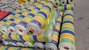 Venta al por mayor de rollos de tela PE en varios tamaños, colores y marcas, estilo liso impermeable con varios tamaños GSM disponibles - Product Image 4