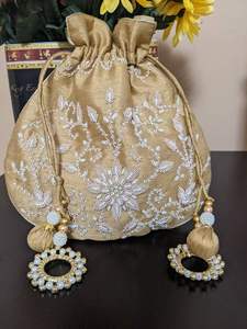 2025 @ Impresionantes bolsas Potli en tela de seda cruda con Dabka adornado, cuentas de cristal Hand Zari Work para fiesta/boda - Product Image 2