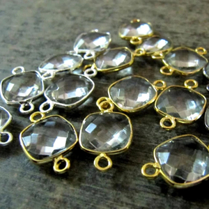 ナチュラルロッククリスタル石英クッションスクエア形状10mmブリオレットダブルループベゼルコネクタチャーム - Product Image 1