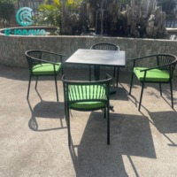 Ensemble de salle à manger d'extérieur contemporain, structure en aluminium, chaise et table légères et durables, coussins imperméables pour jardin, parc, villa