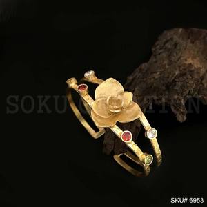 Bracelet plaqué or fait à la main en forme de fleur de pierres précieuses multicolores SKU6953 - Product Image 2