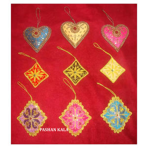 Adornos de Tela con Bordado Zari en Múltiples Colores y Formas, Diseño Encantador para Decoración Navideña - Product Image 1