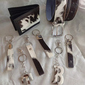 Ensembles de porte-clés sportifs en fausse fourrure personnalisés en gros, alphabet initial 'A-Z' et pendentif pour sac, voiture, accessoires vestimentaires, quatre saisons - Product Image 1