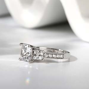 Anillo Jeulia Romántico de Tres Piedras con Corte Princesa de Moissanita en Plata de Ley Pt950 - Product Image 6