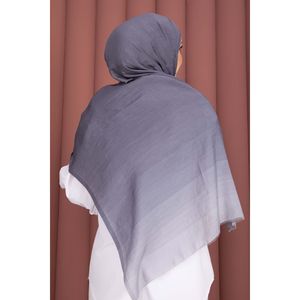 Série de châles modernes à dégradé indigo, ensemble élégant de foulard, de gants et de chapeau - Product Image 3