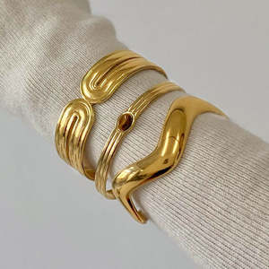 Brazalete de Acero Inoxidable Grueso Martillado con Baño de Oro de 18K, Accesorio de Moda - Product Image 2