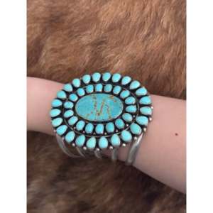 Hecho a Mano por los Navajo # Brazalete de Plata de Ley con 8 Turquesas, Accesorio de Moda - Product Image 4